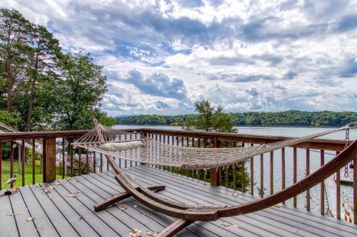 Dandridge Ski Chalet | Live Luv Lake, Hot Tub, Private Boat Dock, WIFI,685 FREE tickets each paid day