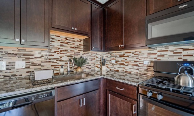 Avondale Apartment | Lively 3BR Apt in Chicago
