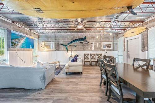 Fort Walton Beach Apartment | Livin Right Surf Loft: pickleball, basketball, close to the fun