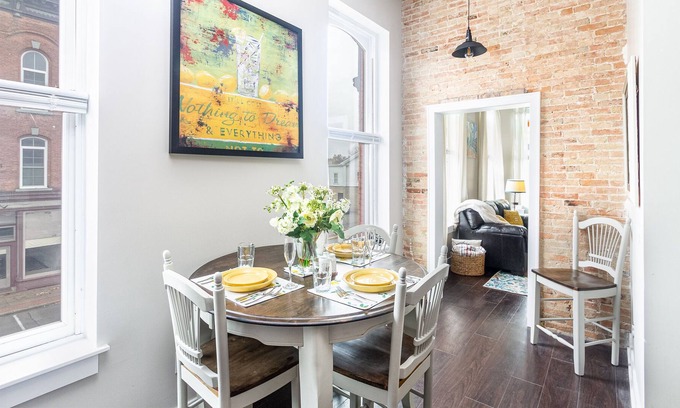 Constantine Apartment | ⭐️⭐️Living Large Downtown Constantine: Luxury Apartment Sleeps 4, Best Value⭐️⭐️