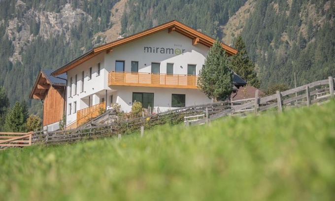 Racines Apartment | Living Miramor