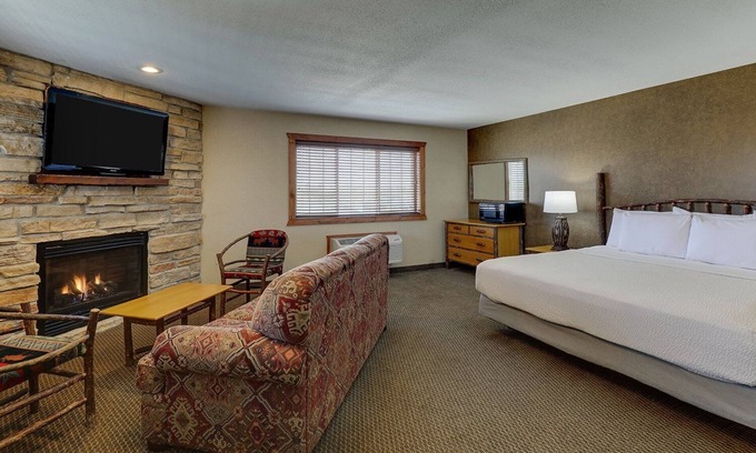 Galena Hotel | Living Room, Dry Bar, Fireplace, Theme Suite, Stoney Creek Galena