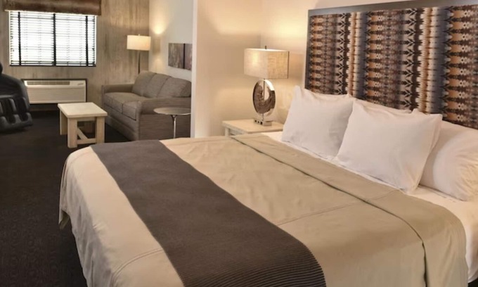 Broken Arrow Hotel | Living Room w/Massage Chair, Expanded King Executive, Stoney Creek