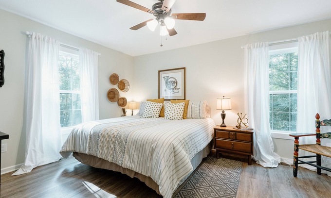 Rutherfordton House | Living Water Retreats #3 - New Cozy Farmhouse Retreat 2 mi. to TIEC
