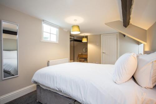 Livingston Apartment | Livingston Retreat 4bed Home Wi-Fi Parking