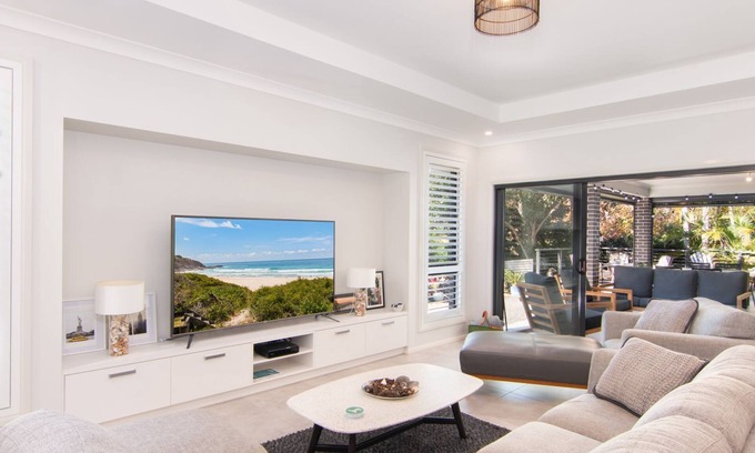 Elizabeth Beach House | Lizzie Bliss Beach Luxury - Entertainer's Delight - Pet Friendly - Full Linen