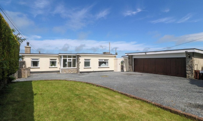 Bodorgan House | LLAIN DELYN, pet friendly, character holiday cottage in Malltraeth