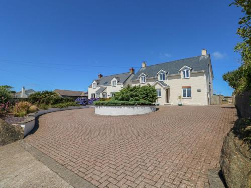 Trefin House | Llain Gwynfor