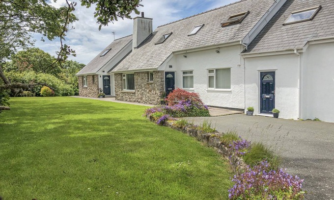 Llangefni Apartment | LLAIN HAF, romantic, country holiday cottage in Llangefni