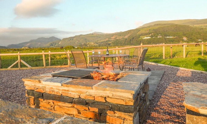 Fairbourne House | LLARIOS, country holiday cottage, with a garden in Fairbourne