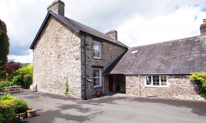 Machynlleth House | Llety Hiriaeth in Machynlleth