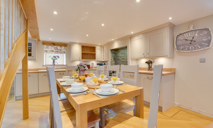 Llanycil House | Llety Llew Coch - Four Bedroom House, Sleeps 8