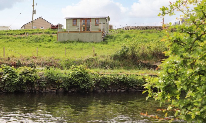 Llanrug Cottage | LLETY'R BUGAIL 1, pet friendly, with a garden in Llanrug