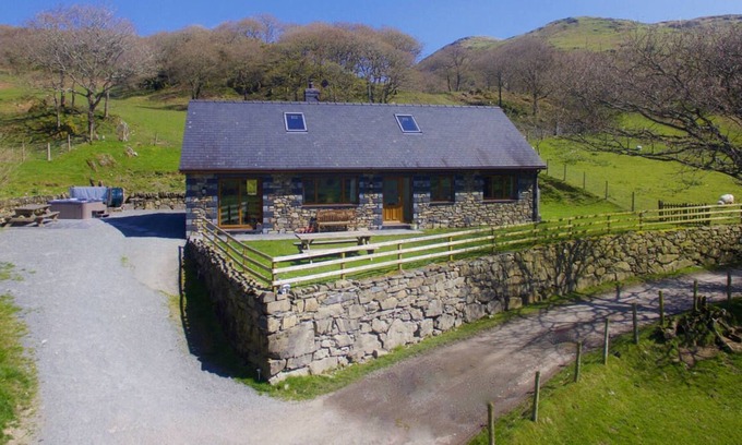 Aberdovey Ski Chalet | Llidiart y Llyn in the beautiful Tywyn