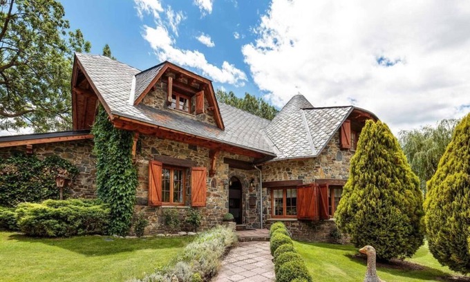 Llivia Ski Chalet | LLIVIA V - Five Bedroom Chalet, Sleeps 11