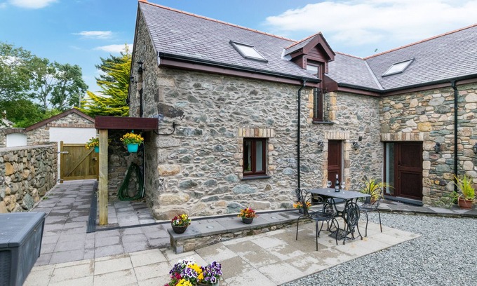 Bodorgan House | Llofft Marian - Two Bedroom House, Sleeps 4