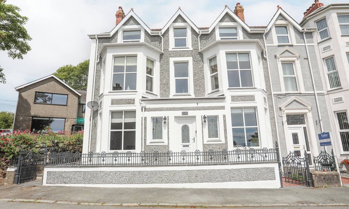 Criccieth House | LLWYN ONN, family friendly, country holiday cottage in Criccieth