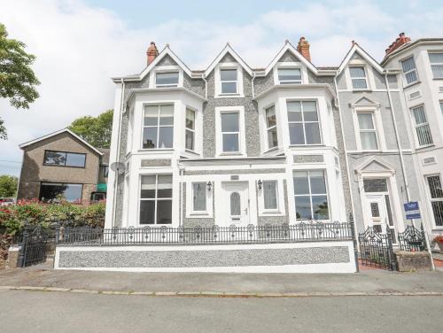 Criccieth House | Llwyn Onn