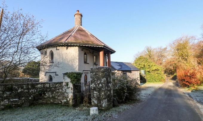 Newport House | Llwyngwair Lodge