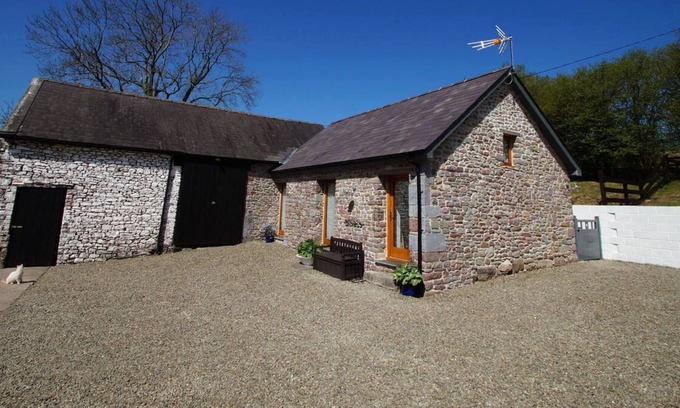 Llangadog Ski Chalet | Llwynrhosser in the beautiful Llangadog