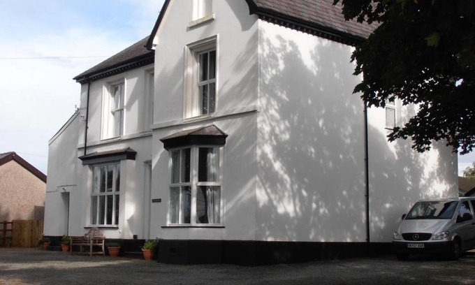Menai Bridge House | Llys Tegfan Apartment