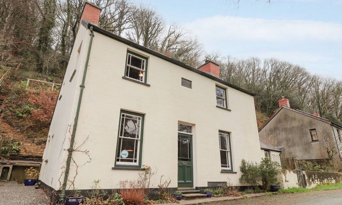Fishguard Cottage | LLYSGWAUN, pet friendly, with open fire in Fishguard