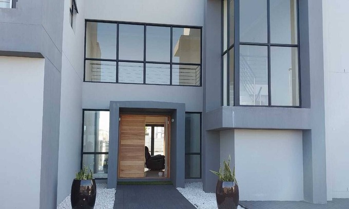 Bloubergstrand House | LND GUEST HOUSE