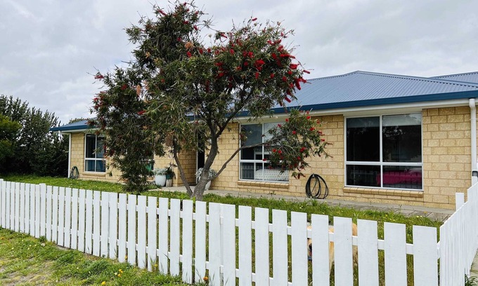 Waterhouse House | Lo Quay - Pet Friendly Outside