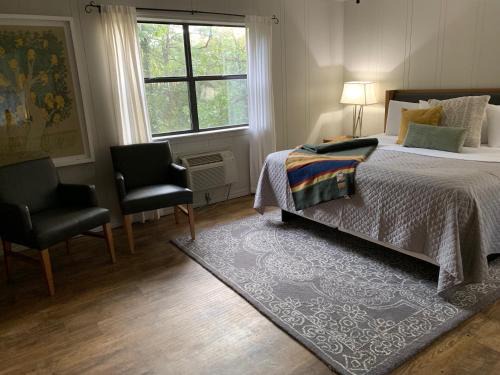 Eureka Springs House | Loblolly Pines Adventure Cabin 2 King