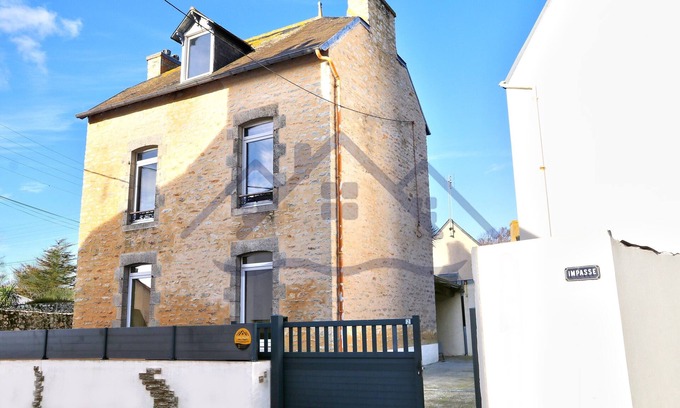 Finistere House | Localise - La Maison Bleue Avec Extérieur Entièrement Clos