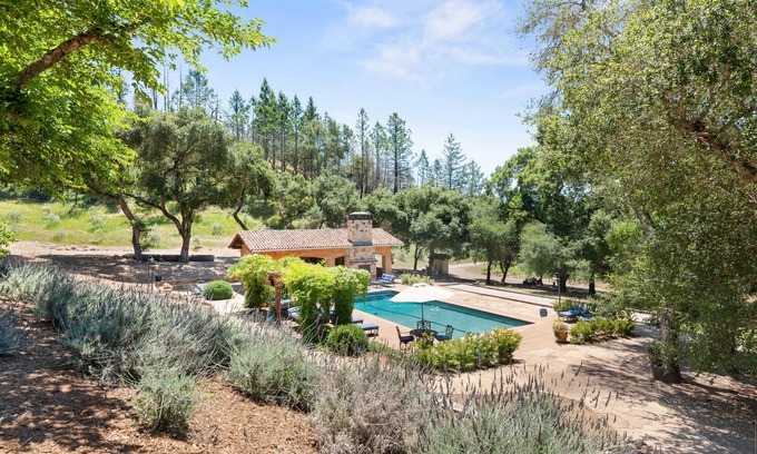 Kenwood Villa | Locanda Winery estate with Olympic-size pool & Starlink WiFi - dog-friendly