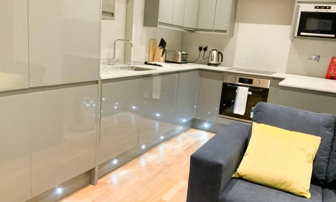 West Finchley Apartment | Located in Finchley, this lovely 2-bedroom apartment offers free parking and has a great location.