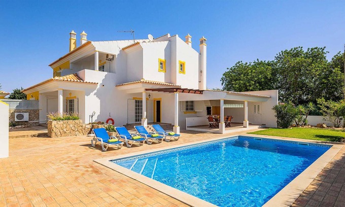 Guia House | Located in the beautiful village of Guia, this traditional villa offers a great place for relaxation