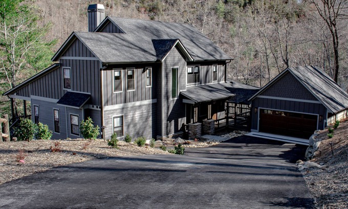 Tuckasegee House | Located on Bear Lake in Tuckasegee, NC. A scenic getaway for your family event!