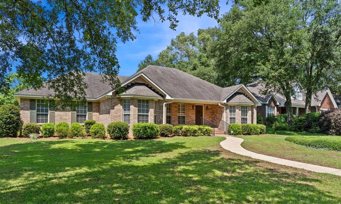 Fairhope House | Located on Golf Course - Entire 3 Bed House with Screened in Patio