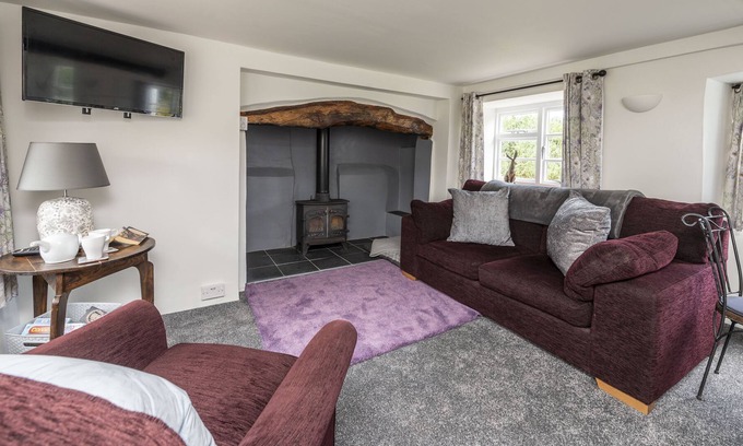 Holworth Apartment | Located on Morton Common surrounded by glorious countryside and forest, Primrose Cottage is a quaint