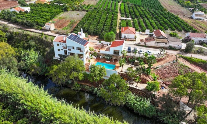 Silves Villa | Located on the river Arade just outside the historic centre of Silves