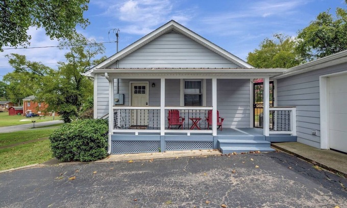 Woodbine House | Location! 4 Miles to Broadway! Sleeps 4