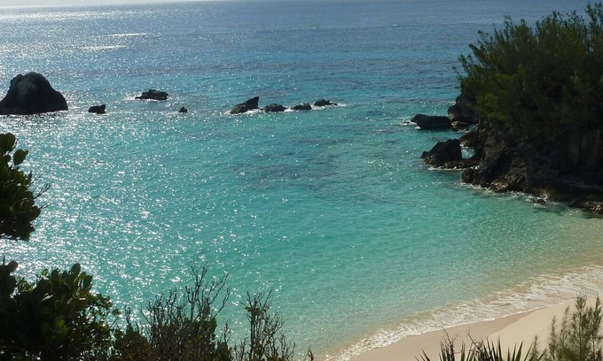 Southampton Apartment | Location! Location! HALF PRICE SALE @ 100 Nightly, October 1 - 17 and 27- Nov 1