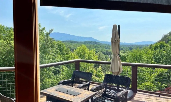 Pittman Center Cabin | Location Location Location ! Resort Pools , Hot Tub ! MILLION DOLLAR VIEW !