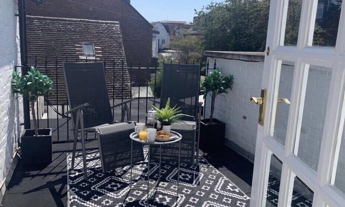 Poole House | * LOCATION * LOCATION * LOCATION * ONLY 5 MINUTES WALK TO POOLE QUAY *