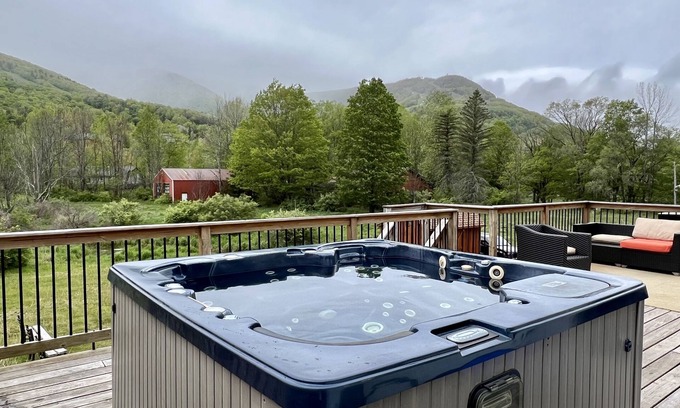 Hunter House | LOCATION! Location! Walking distance to Hunter MT! FALL 3rd nt SPECIAL!