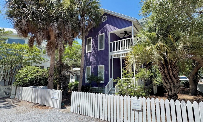 Seaside Cottage | Location! Short Walk to Beach & Town Directly in Seaside + 2 Adult Bikes!