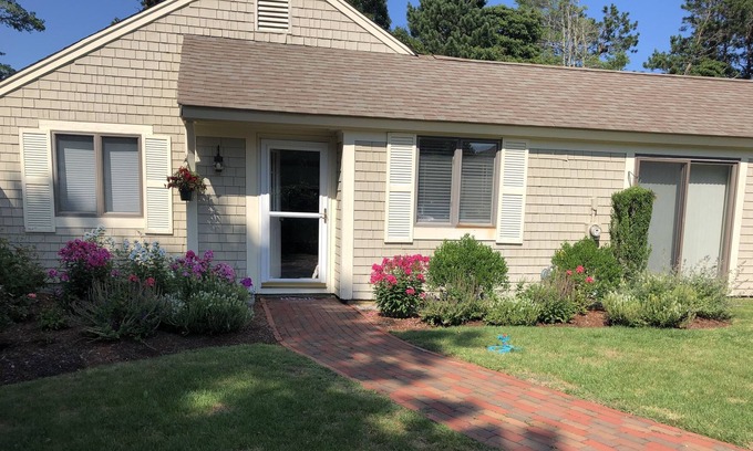 Mews Village House | LOCATION! ""SPECTACULAR''' FRONT/ BACKYARD GARDENS/CUL-DE-SAC/GOLF VIEW