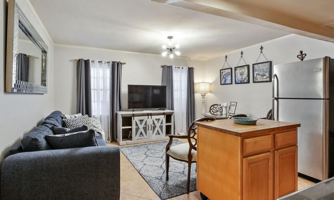 Touro Condo | Location Steps Away from Garden District & Street Car
