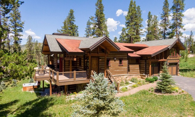 The Highlands House | Location! Views! Luxury! Space for everyone!