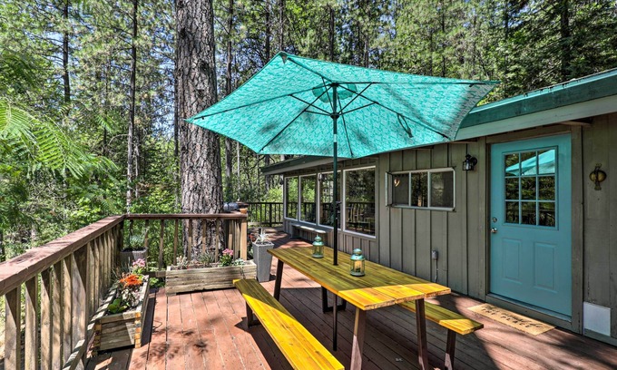 Middletown Cabin | Loch Lomond Cabin w/Hot Tub, Near Wineries!