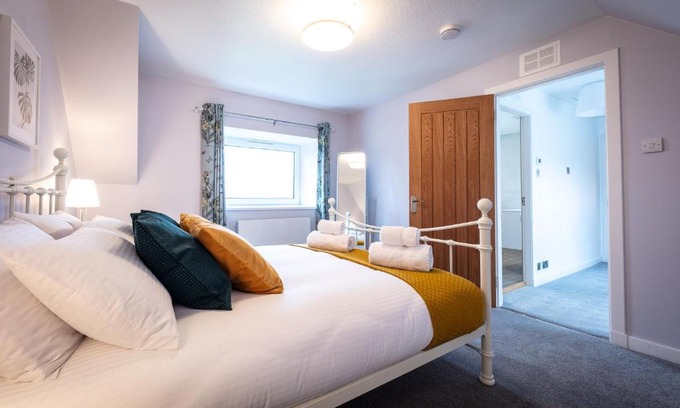 Staffin House | Lochside