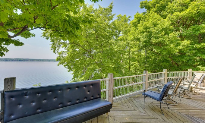 Teall Beach House | 'Locke’s Glen' - Lakefront Geneva Getaway w/Dock!