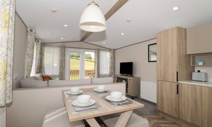 Winscombe Cottage | LODGE 10, family friendly, with a garden in Shipham